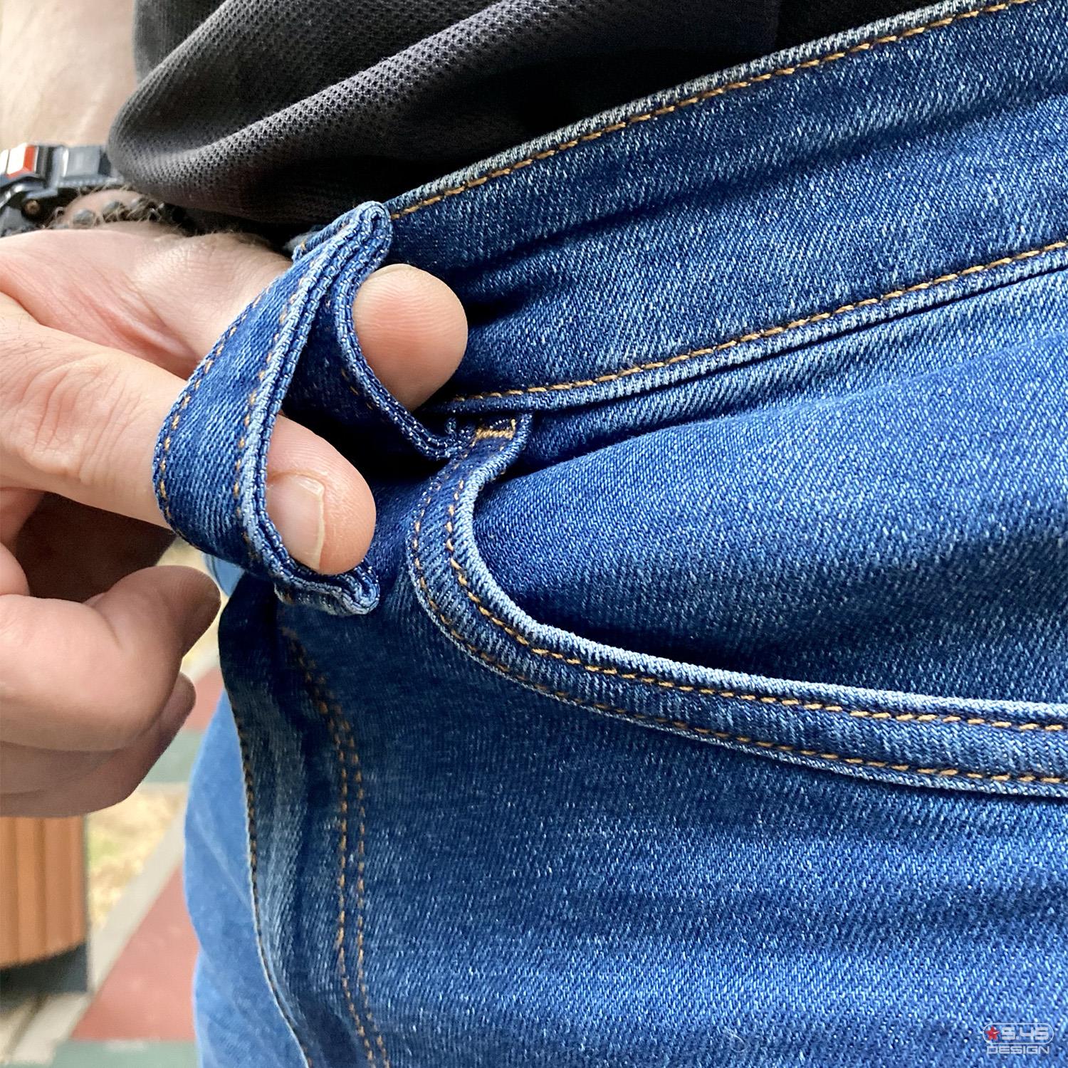 Пояс джинсов оборудован шестью шлёвками, конструкция которых рассчитана на два стандарта ширины ремня